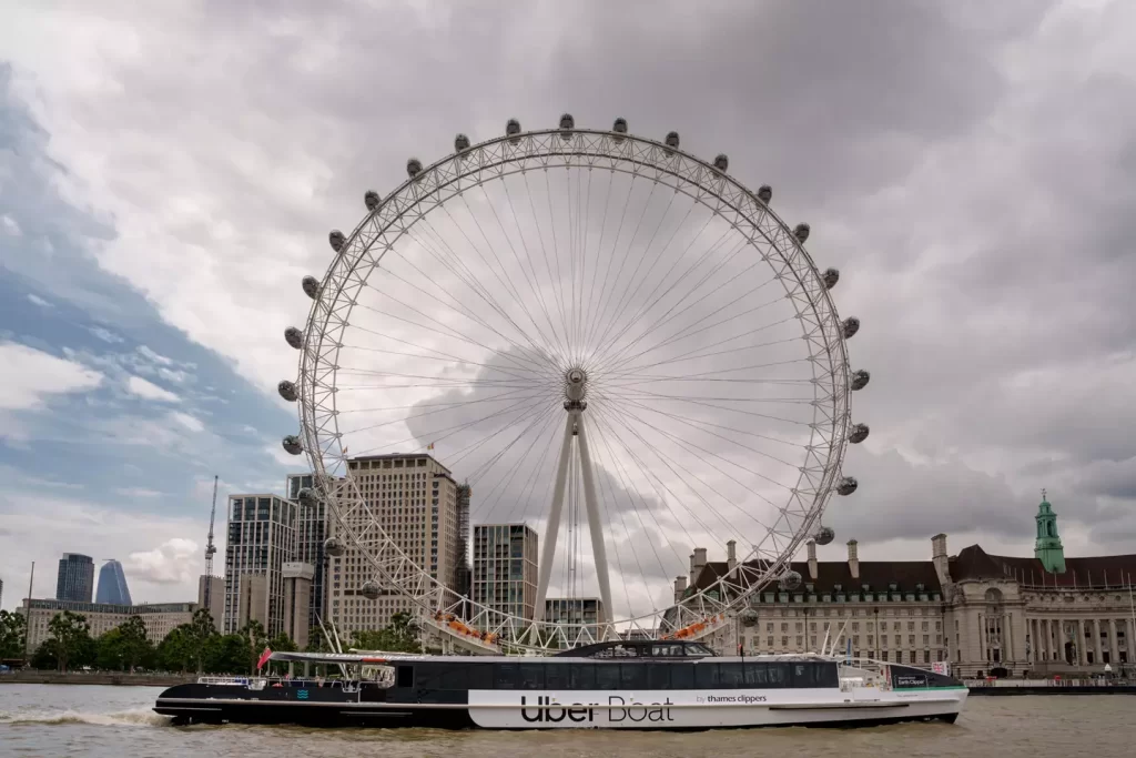 Hybrid high-speed passenger ferry in London 
